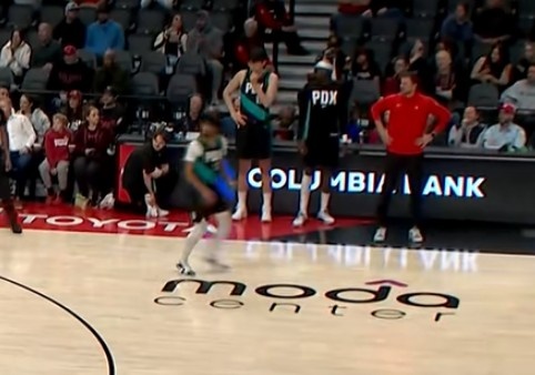 世界杯直播地址-杨瀚森最后时刻场边等待出场 可惜未能获得机会